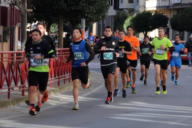 Peralta celebró el 5 de enero la edición número treinta y nueve de su Cross de Reyes. Hasta 370 atletas, de las diferentes categorías organizadas, se reunieron en esta localidad de la Ribera Alta de Navarra para disfrutar de una carrera de casi cinco kilómetros de longitud que transita por su casco urbano. Una cita que, además, tuvo su lado solidario, ya que se consiguieron recoger hasta 400 kilos de alimentos que se entregaron a la Asociación Navarra de Amigos del Sáhara (ANAS).