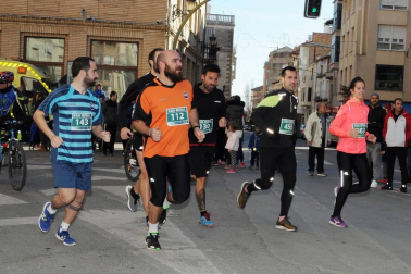 Peralta celebró el 5 de enero la edición número treinta y nueve de su Cross de Reyes. Hasta 370 atletas, de las diferentes categorías organizadas, se reunieron en esta localidad de la Ribera Alta de Navarra para disfrutar de una carrera de casi cinco kilómetros de longitud que transita por su casco urbano. Una cita que, además, tuvo su lado solidario, ya que se consiguieron recoger hasta 400 kilos de alimentos que se entregaron a la Asociación Navarra de Amigos del Sáhara (ANAS).