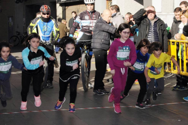 Peralta celebró el 5 de enero la edición número treinta y nueve de su Cross de Reyes. Hasta 370 atletas, de las diferentes categorías organizadas, se reunieron en esta localidad de la Ribera Alta de Navarra para disfrutar de una carrera de casi cinco kilómetros de longitud que transita por su casco urbano. Una cita que, además, tuvo su lado solidario, ya que se consiguieron recoger hasta 400 kilos de alimentos que se entregaron a la Asociación Navarra de Amigos del Sáhara (ANAS).