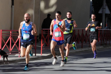 Peralta celebró el 5 de enero la edición número treinta y nueve de su Cross de Reyes. Hasta 370 atletas, de las diferentes categorías organizadas, se reunieron en esta localidad de la Ribera Alta de Navarra para disfrutar de una carrera de casi cinco kilómetros de longitud que transita por su casco urbano. Una cita que, además, tuvo su lado solidario, ya que se consiguieron recoger hasta 400 kilos de alimentos que se entregaron a la Asociación Navarra de Amigos del Sáhara (ANAS).