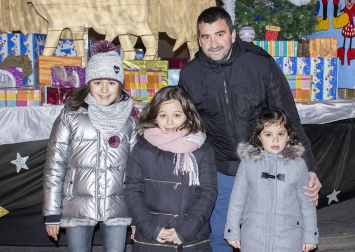 Sus Majestades los Reyes Magos de Oriente hacen grandes esfuerzos cada año para llegar a todos aquellos rincones donde los niños esperen su visita. A Arróniz llegaron la tarde del 5 de enero desde el Trujal Mendía y los vecinos les recibieron con todos los honores, incluida una colección de fuegos artificiales en el parque de La Balsa.