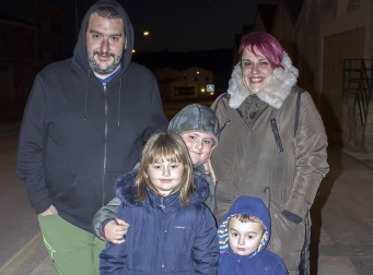 Sus Majestades los Reyes Magos de Oriente hacen grandes esfuerzos cada año para llegar a todos aquellos rincones donde los niños esperen su visita. A Arróniz llegaron la tarde del 5 de enero desde el Trujal Mendía y los vecinos les recibieron con todos los honores, incluida una colección de fuegos artificiales en el parque de La Balsa.