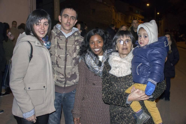 Sus Majestades los Reyes Magos de Oriente hacen grandes esfuerzos cada año para llegar a todos aquellos rincones donde los niños esperen su visita. A Arróniz llegaron la tarde del 5 de enero desde el Trujal Mendía y los vecinos les recibieron con todos los honores, incluida una colección de fuegos artificiales en el parque de La Balsa.