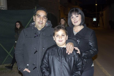 Sus Majestades los Reyes Magos de Oriente hacen grandes esfuerzos cada año para llegar a todos aquellos rincones donde los niños esperen su visita. A Arróniz llegaron la tarde del 5 de enero desde el Trujal Mendía y los vecinos les recibieron con todos los honores, incluida una colección de fuegos artificiales en el parque de La Balsa.