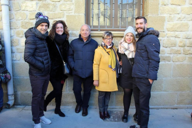 Cada 6 de enero, tres reyes llegados desde Oriente visitan Sangüesa guiados por una estrella muy especial. El palacio Príncipe de Viana, el Ayuntamiento o el palacio de Vallesantoro se convierten en magníficos escenarios para recibir a los monarcas. Se trata del Auto de los Reyes Magos, un teatro escenificado al aire libre escrito en verso en el año 1900 y que es hoy uno de los principales acontecimientos de la Navidad en Navarra.