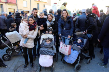 Cada 6 de enero, tres reyes llegados desde Oriente visitan Sangüesa guiados por una estrella muy especial. El palacio Príncipe de Viana, el Ayuntamiento o el palacio de Vallesantoro se convierten en magníficos escenarios para recibir a los monarcas. Se trata del Auto de los Reyes Magos, un teatro escenificado al aire libre escrito en verso en el año 1900 y que es hoy uno de los principales acontecimientos de la Navidad en Navarra.