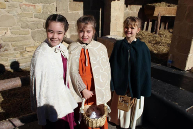 Cada 6 de enero, tres reyes llegados desde Oriente visitan Sangüesa guiados por una estrella muy especial. El palacio Príncipe de Viana, el Ayuntamiento o el palacio de Vallesantoro se convierten en magníficos escenarios para recibir a los monarcas. Se trata del Auto de los Reyes Magos, un teatro escenificado al aire libre escrito en verso en el año 1900 y que es hoy uno de los principales acontecimientos de la Navidad en Navarra.