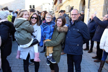 Cada 6 de enero, tres reyes llegados desde Oriente visitan Sangüesa guiados por una estrella muy especial. El palacio Príncipe de Viana, el Ayuntamiento o el palacio de Vallesantoro se convierten en magníficos escenarios para recibir a los monarcas. Se trata del Auto de los Reyes Magos, un teatro escenificado al aire libre escrito en verso en el año 1900 y que es hoy uno de los principales acontecimientos de la Navidad en Navarra.
