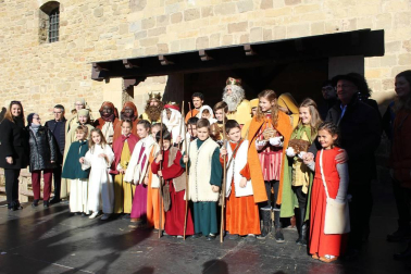 Cada 6 de enero, tres reyes llegados desde Oriente visitan Sangüesa guiados por una estrella muy especial. El palacio Príncipe de Viana, el Ayuntamiento o el palacio de Vallesantoro se convierten en magníficos escenarios para recibir a los monarcas. Se trata del Auto de los Reyes Magos, un teatro escenificado al aire libre escrito en verso en el año 1900 y que es hoy uno de los principales acontecimientos de la Navidad en Navarra.