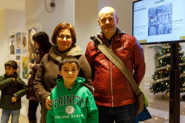 El escenario de la Casa de Cultura de Zizur Mayor se llenó de títeres la tarde del viernes 4 de enero de la mano de la compañía Festuc Teatre. Los presentes disfrutaron de las ilusiones de María, una niña que escucha atentamente los cuentos que le narra su abuelo, con el que pasa las tardes imaginando que es el famoso personaje fantástico Peter Pan.