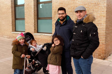 El escenario de la Casa de Cultura de Zizur Mayor se llenó de títeres la tarde del viernes 4 de enero de la mano de la compañía Festuc Teatre. Los presentes disfrutaron de las ilusiones de María, una niña que escucha atentamente los cuentos que le narra su abuelo, con el que pasa las tardes imaginando que es el famoso personaje fantástico Peter Pan.