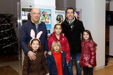 El escenario de la Casa de Cultura de Zizur Mayor se llenó de títeres la tarde del viernes 4 de enero de la mano de la compañía Festuc Teatre. Los presentes disfrutaron de las ilusiones de María, una niña que escucha atentamente los cuentos que le narra su abuelo, con el que pasa las tardes imaginando que es el famoso personaje fantástico Peter Pan.