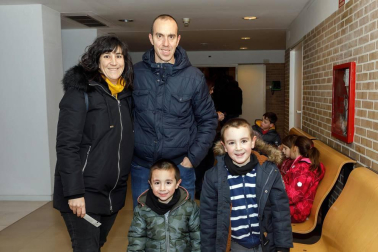El escenario de la Casa de Cultura de Zizur Mayor se llenó de títeres la tarde del viernes 4 de enero de la mano de la compañía Festuc Teatre. Los presentes disfrutaron de las ilusiones de María, una niña que escucha atentamente los cuentos que le narra su abuelo, con el que pasa las tardes imaginando que es el famoso personaje fantástico Peter Pan.