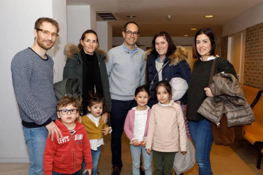 El escenario de la Casa de Cultura de Zizur Mayor se llenó de títeres la tarde del viernes 4 de enero de la mano de la compañía Festuc Teatre. Los presentes disfrutaron de las ilusiones de María, una niña que escucha atentamente los cuentos que le narra su abuelo, con el que pasa las tardes imaginando que es el famoso personaje fantástico Peter Pan.