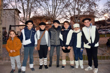 Un desfile con once carrozas y la participación de cerca de 800 personas convirtió las calles de Tudela en una fiesta durante la noche de Reyes. No faltó la animación del Grupo Municipal de Danzas, los Gaiteros de Tudela, la Banda de Cornetas y Tambores de Murchante, el Grupo de Txistularis de Tudela, la Agrupación Histórica del Centro Cultural Miguel Sánchez Montes y la Banda de Música de la ciudad.