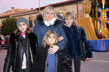Un desfile con once carrozas y la participación de cerca de 800 personas convirtió las calles de Tudela en una fiesta durante la noche de Reyes. No faltó la animación del Grupo Municipal de Danzas, los Gaiteros de Tudela, la Banda de Cornetas y Tambores de Murchante, el Grupo de Txistularis de Tudela, la Agrupación Histórica del Centro Cultural Miguel Sánchez Montes y la Banda de Música de la ciudad.