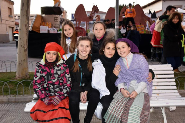 Un desfile con once carrozas y la participación de cerca de 800 personas convirtió las calles de Tudela en una fiesta durante la noche de Reyes. No faltó la animación del Grupo Municipal de Danzas, los Gaiteros de Tudela, la Banda de Cornetas y Tambores de Murchante, el Grupo de Txistularis de Tudela, la Agrupación Histórica del Centro Cultural Miguel Sánchez Montes y la Banda de Música de la ciudad.