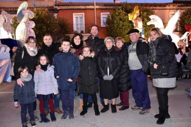 Un desfile con once carrozas y la participación de cerca de 800 personas convirtió las calles de Tudela en una fiesta durante la noche de Reyes. No faltó la animación del Grupo Municipal de Danzas, los Gaiteros de Tudela, la Banda de Cornetas y Tambores de Murchante, el Grupo de Txistularis de Tudela, la Agrupación Histórica del Centro Cultural Miguel Sánchez Montes y la Banda de Música de la ciudad.