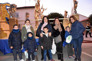 Un desfile con once carrozas y la participación de cerca de 800 personas convirtió las calles de Tudela en una fiesta durante la noche de Reyes. No faltó la animación del Grupo Municipal de Danzas, los Gaiteros de Tudela, la Banda de Cornetas y Tambores de Murchante, el Grupo de Txistularis de Tudela, la Agrupación Histórica del Centro Cultural Miguel Sánchez Montes y la Banda de Música de la ciudad.
