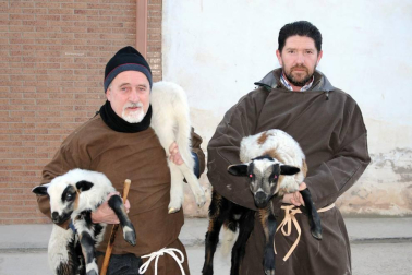El sábado 5 de enero, antes de la noche de Reyes, la plaza de los Fueros de Azagra acogió el tradicional mercado de  época con la presencia de pastores, romanos o un belén viviente. Los que se acercaron hasta allí pudieron disfrutar con diferentes puestos, como los de castañas, garrapiñadas, vino, tortas o chistorra. El evento ha estado organizado, en esta ocasión, por la Asociación de Mujeres La Vellida, la parroquia El Salvador, los quintos de 2020 y el consistorio local.