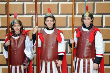 El sábado 5 de enero, antes de la noche de Reyes, la plaza de los Fueros de Azagra acogió el tradicional mercado de  época con la presencia de pastores, romanos o un belén viviente. Los que se acercaron hasta allí pudieron disfrutar con diferentes puestos, como los de castañas, garrapiñadas, vino, tortas o chistorra. El evento ha estado organizado, en esta ocasión, por la Asociación de Mujeres La Vellida, la parroquia El Salvador, los quintos de 2020 y el consistorio local.