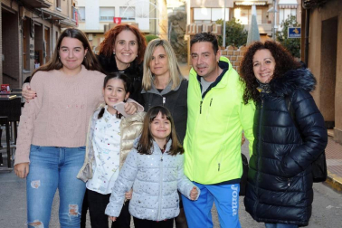 El sábado 5 de enero, antes de la noche de Reyes, la plaza de los Fueros de Azagra acogió el tradicional mercado de  época con la presencia de pastores, romanos o un belén viviente. Los que se acercaron hasta allí pudieron disfrutar con diferentes puestos, como los de castañas, garrapiñadas, vino, tortas o chistorra. El evento ha estado organizado, en esta ocasión, por la Asociación de Mujeres La Vellida, la parroquia El Salvador, los quintos de 2020 y el consistorio local.