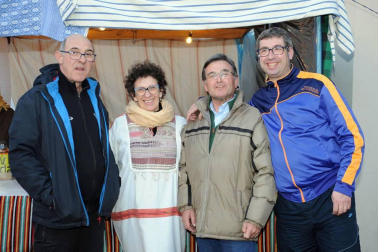 El sábado 5 de enero, antes de la noche de Reyes, la plaza de los Fueros de Azagra acogió el tradicional mercado de  época con la presencia de pastores, romanos o un belén viviente. Los que se acercaron hasta allí pudieron disfrutar con diferentes puestos, como los de castañas, garrapiñadas, vino, tortas o chistorra. El evento ha estado organizado, en esta ocasión, por la Asociación de Mujeres La Vellida, la parroquia El Salvador, los quintos de 2020 y el consistorio local.