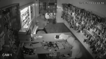 Espectacular robo en una tienda de móviles en Vic