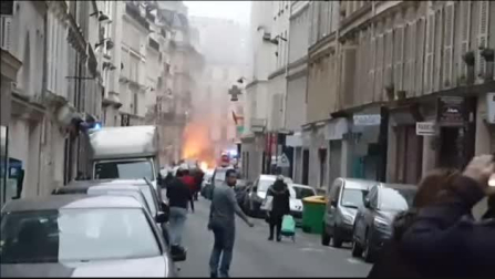 Escenario de guerra en París tras una fuerte explosión de gas en una panadería