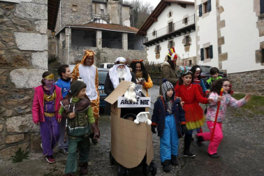 En los años 60 y 70 la mayoría de los jóvenes de Eratsun emigraba al norte de Francia para trabajar en el monte. Volvían por Navidad y regresaban con el sabor del carnaval. Todos están ya en casa.