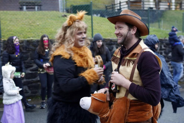 En los años 60 y 70 la mayoría de los jóvenes de Eratsun emigraba al norte de Francia para trabajar en el monte. Volvían por Navidad y regresaban con el sabor del carnaval. Todos están ya en casa.