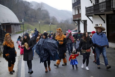 En los años 60 y 70 la mayoría de los jóvenes de Eratsun emigraba al norte de Francia para trabajar en el monte. Volvían por Navidad y regresaban con el sabor del carnaval. Todos están ya en casa.