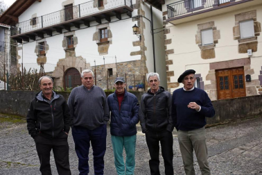 En los años 60 y 70 la mayoría de los jóvenes de Eratsun emigraba al norte de Francia para trabajar en el monte. Volvían por Navidad y regresaban con el sabor del carnaval. Todos están ya en casa.