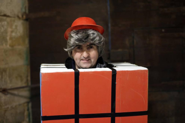 En los años 60 y 70 la mayoría de los jóvenes de Eratsun emigraba al norte de Francia para trabajar en el monte. Volvían por Navidad y regresaban con el sabor del carnaval. Todos están ya en casa.