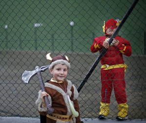 En los años 60 y 70 la mayoría de los jóvenes de Eratsun emigraba al norte de Francia para trabajar en el monte. Volvían por Navidad y regresaban con el sabor del carnaval. Todos están ya en casa.
