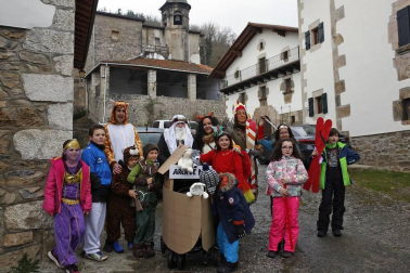 En los años 60 y 70 la mayoría de los jóvenes de Eratsun emigraba al norte de Francia para trabajar en el monte. Volvían por Navidad y regresaban con el sabor del carnaval. Todos están ya en casa.