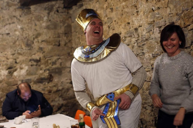 En los años 60 y 70 la mayoría de los jóvenes de Eratsun emigraba al norte de Francia para trabajar en el monte. Volvían por Navidad y regresaban con el sabor del carnaval. Todos están ya en casa.
