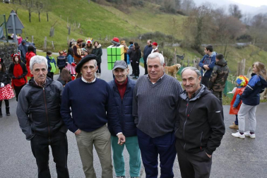 En los años 60 y 70 la mayoría de los jóvenes de Eratsun emigraba al norte de Francia para trabajar en el monte. Volvían por Navidad y regresaban con el sabor del carnaval. Todos están ya en casa.
