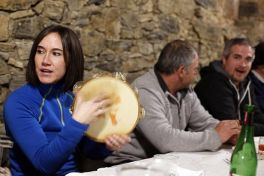 En los años 60 y 70 la mayoría de los jóvenes de Eratsun emigraba al norte de Francia para trabajar en el monte. Volvían por Navidad y regresaban con el sabor del carnaval. Todos están ya en casa.