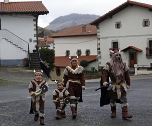 En los años 60 y 70 la mayoría de los jóvenes de Eratsun emigraba al norte de Francia para trabajar en el monte. Volvían por Navidad y regresaban con el sabor del carnaval. Todos están ya en casa.