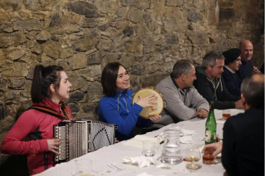 En los años 60 y 70 la mayoría de los jóvenes de Eratsun emigraba al norte de Francia para trabajar en el monte. Volvían por Navidad y regresaban con el sabor del carnaval. Todos están ya en casa.