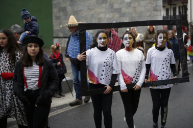 En los años 60 y 70 la mayoría de los jóvenes de Eratsun emigraba al norte de Francia para trabajar en el monte. Volvían por Navidad y regresaban con el sabor del carnaval. Todos están ya en casa.