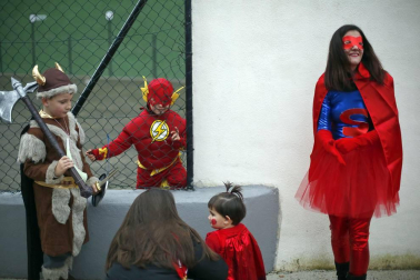 En los años 60 y 70 la mayoría de los jóvenes de Eratsun emigraba al norte de Francia para trabajar en el monte. Volvían por Navidad y regresaban con el sabor del carnaval. Todos están ya en casa.