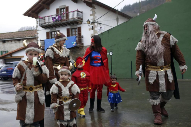 En los años 60 y 70 la mayoría de los jóvenes de Eratsun emigraba al norte de Francia para trabajar en el monte. Volvían por Navidad y regresaban con el sabor del carnaval. Todos están ya en casa.