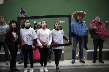 En los años 60 y 70 la mayoría de los jóvenes de Eratsun emigraba al norte de Francia para trabajar en el monte. Volvían por Navidad y regresaban con el sabor del carnaval. Todos están ya en casa.