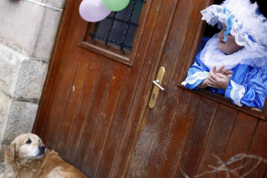 En los años 60 y 70 la mayoría de los jóvenes de Eratsun emigraba al norte de Francia para trabajar en el monte. Volvían por Navidad y regresaban con el sabor del carnaval. Todos están ya en casa.