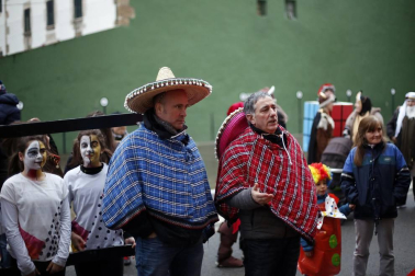En los años 60 y 70 la mayoría de los jóvenes de Eratsun emigraba al norte de Francia para trabajar en el monte. Volvían por Navidad y regresaban con el sabor del carnaval. Todos están ya en casa.