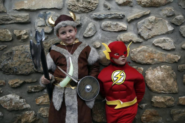 En los años 60 y 70 la mayoría de los jóvenes de Eratsun emigraba al norte de Francia para trabajar en el monte. Volvían por Navidad y regresaban con el sabor del carnaval. Todos están ya en casa.