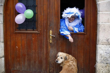 En los años 60 y 70 la mayoría de los jóvenes de Eratsun emigraba al norte de Francia para trabajar en el monte. Volvían por Navidad y regresaban con el sabor del carnaval. Todos están ya en casa.