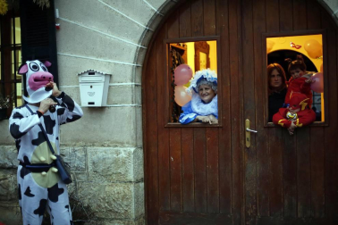 En los años 60 y 70 la mayoría de los jóvenes de Eratsun emigraba al norte de Francia para trabajar en el monte. Volvían por Navidad y regresaban con el sabor del carnaval. Todos están ya en casa.